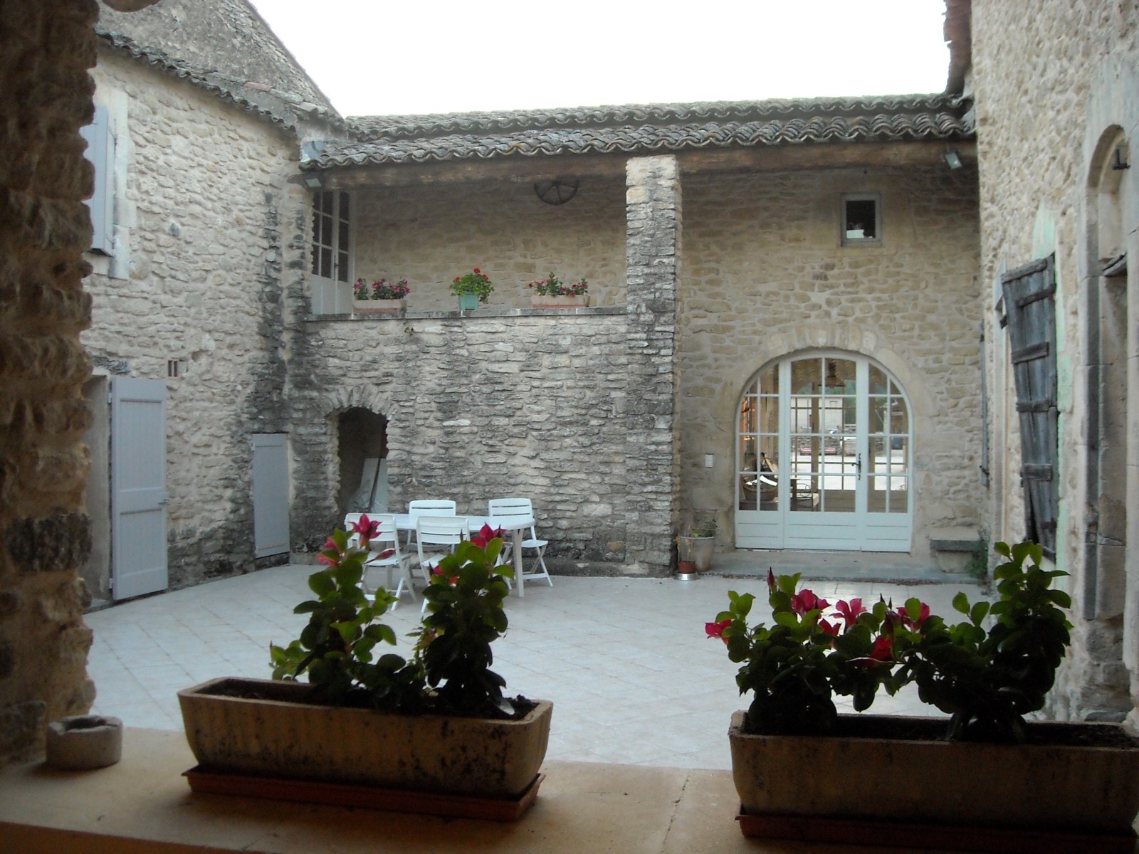 Cour intérieur du Mas Marican vue du auvent